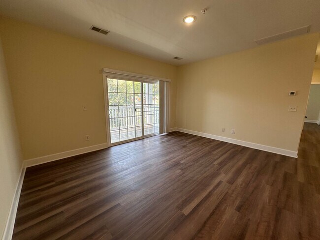 Photo - Lenox Village Condo!  Newly Renovated 2 Be... Unidad U-10