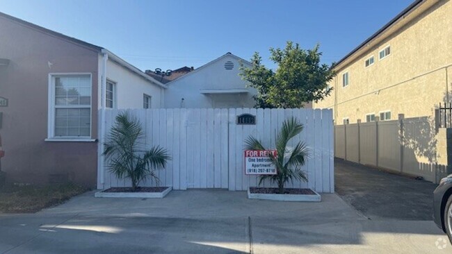 Building Photo - Nicely Updated Home with Enclosed Front Yard