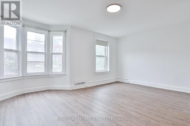 Photo - 548 College St