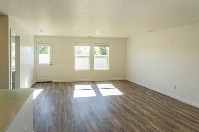 Photo - 883 Education St