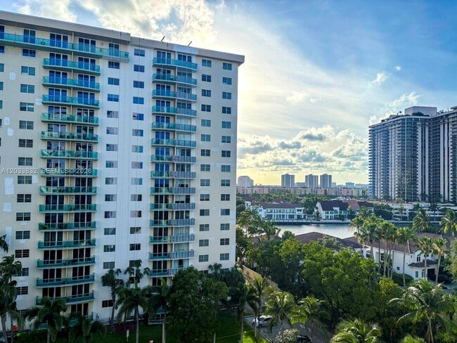 Building Photo - 19380 Collins Ave Unit 827