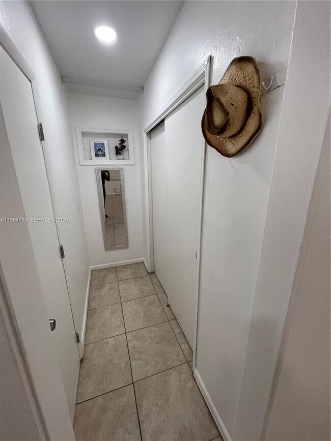 Photo - 1717 NE 12th St Unidad 5