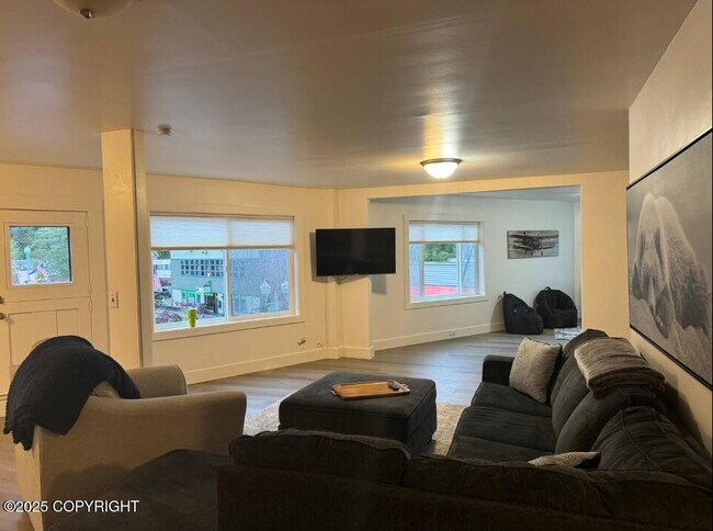 Photo - 301-305 Bawden St Unit Upper