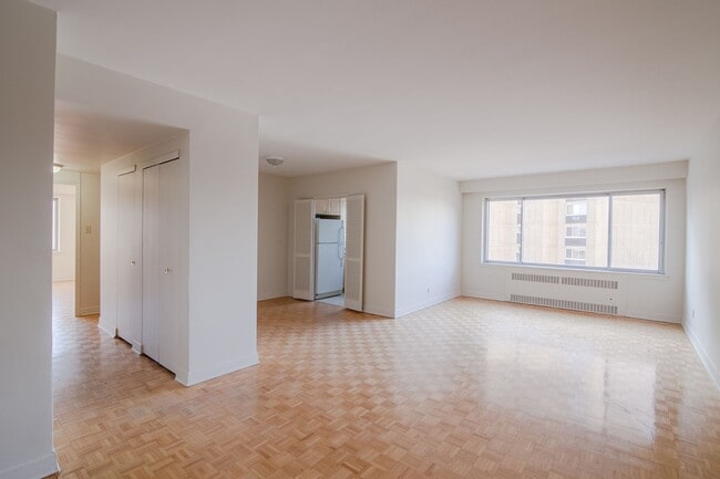 Building Photo - 3555 Chem. de la Côte-des-Neiges Unit 406