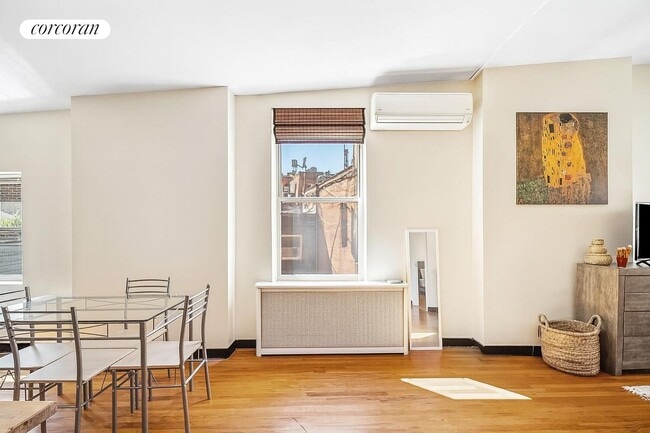 Photo - 30 E 18th St