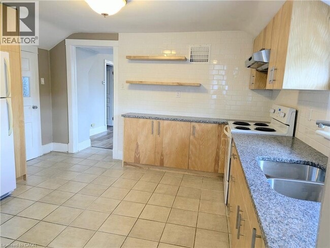 Photo - 221 Dundas St N