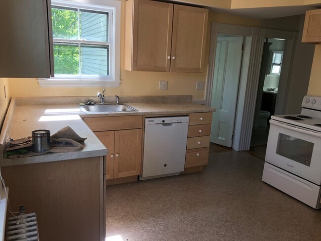 Building Photo - 52 Pleasant St Unit b