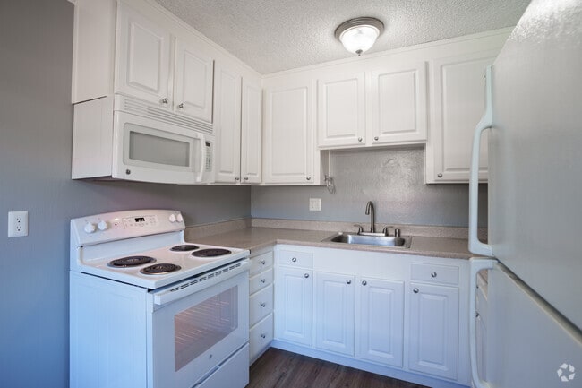 1BR, 1BA - 594SF - Kitchen
