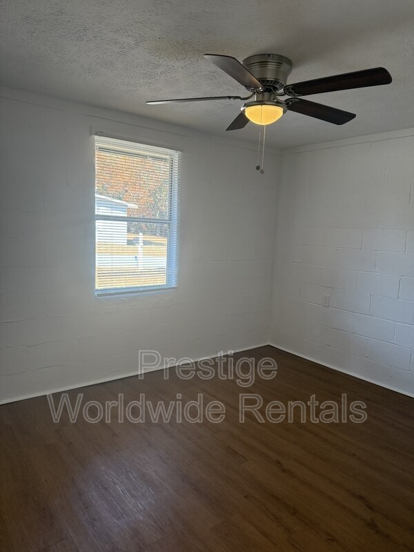 Photo - 102 Moore St