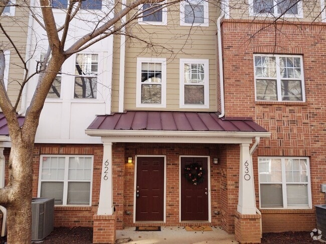 Building Photo - Pristine, move in ready Townhome located i...