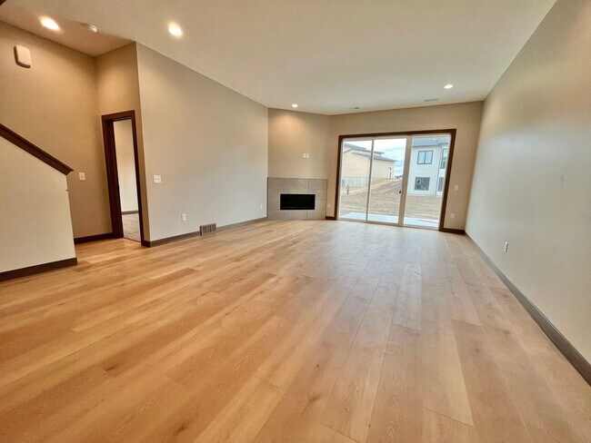 Photo - 5 Bed/2.5 Bath Twinhome For Rent!!