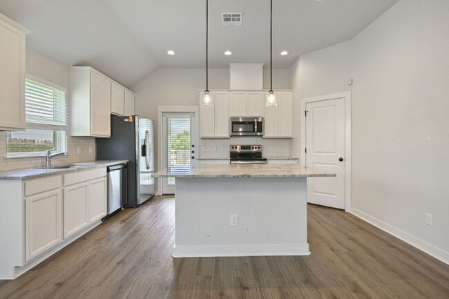 Building Photo - Immediate Move in 3 Bedroom, 2 Bathroom Home with 2 Car Garage