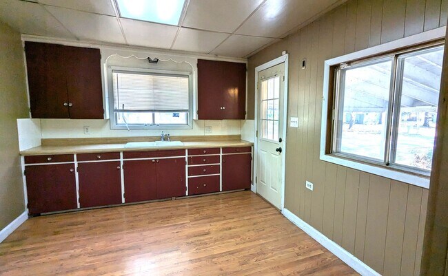 Photo - 1674 Manz St