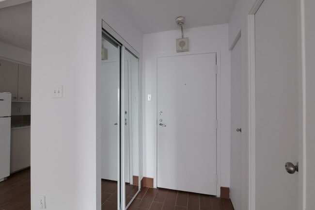 Building Photo - 2285 Saint-Mathieu Street Unit 1607