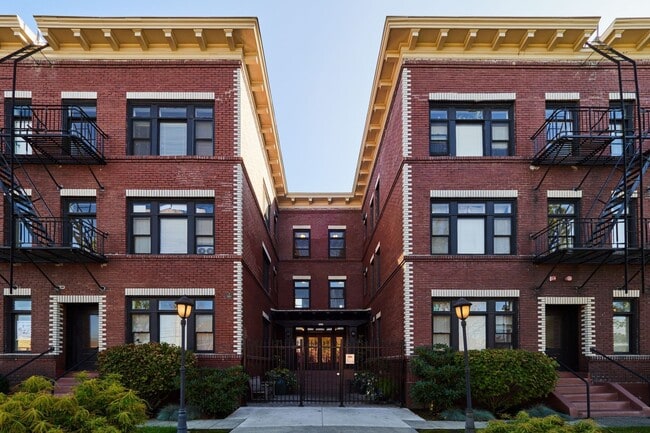 Building Photo - Stunning Top Floor Corner 1-Bed with Old-W... Unit 32