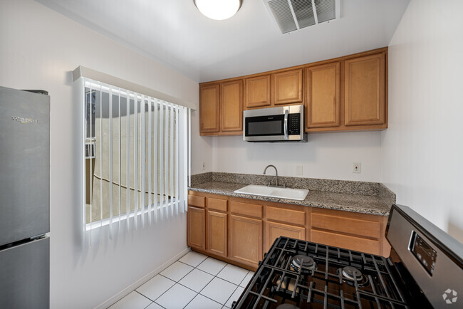 1BR, 1BA - 890SF