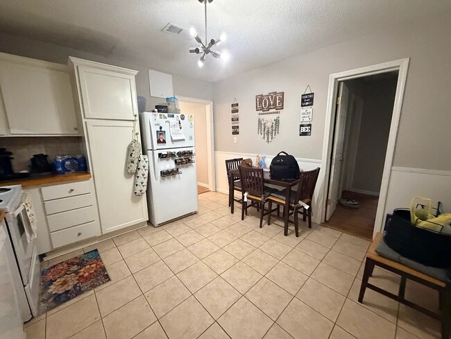 Photo - 2092 Heckle St