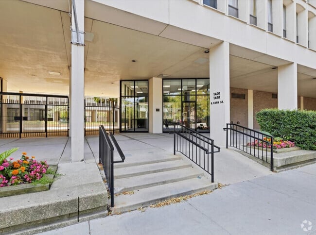 Building Photo - 1401 E 55th St Unit 604N Rental