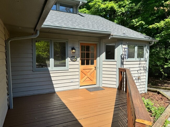 Building Photo - 1 Bedroom, 1 Bathroom Townhouse in High Point!