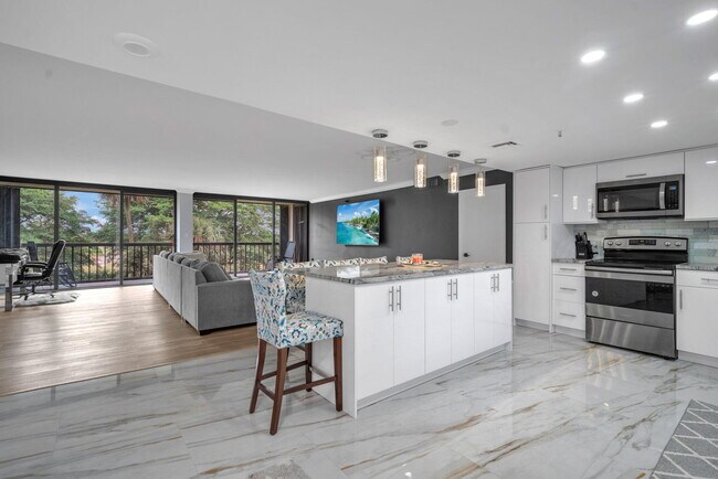 Photo - 2480 Presidential Way Unidad 303