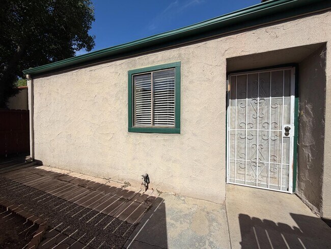 Photo - 5965 E Shields Ave Unidad 117