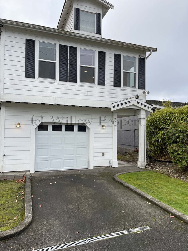 Building Photo - 3 Bedroom Lakewood Duplex