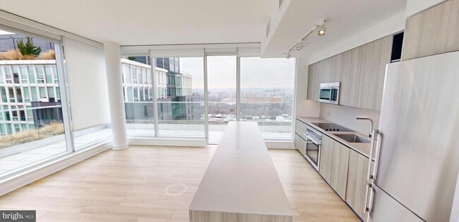 Building Photo - 1201 Half St SW Unit PH 1201