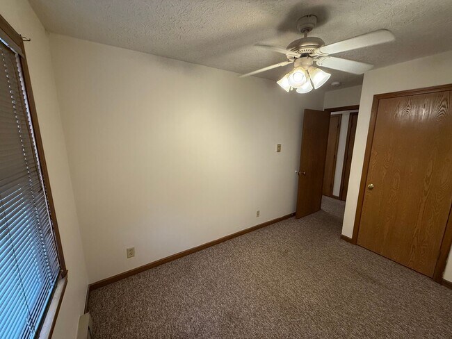 Leslie Manor Apartments