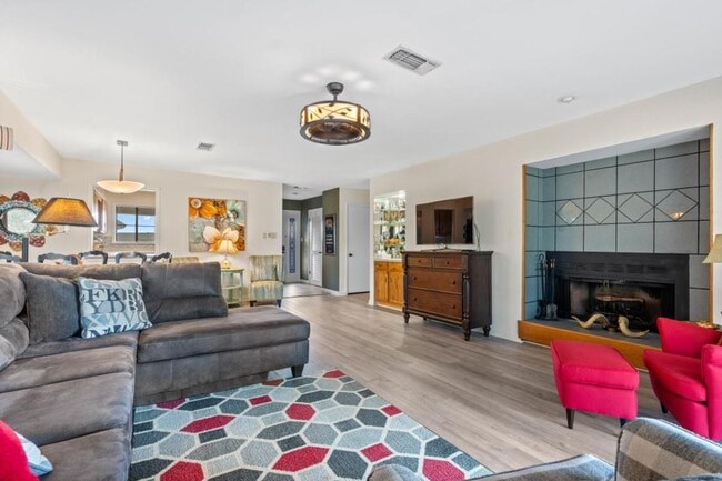 Photo - 200 Pretti Point