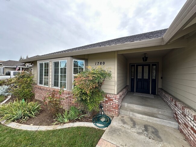 1780 Paddock Ln