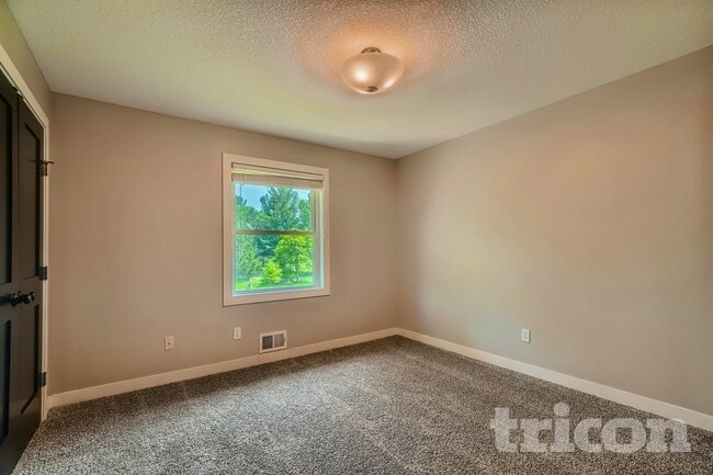 Photo - 15931 Vintage St NW