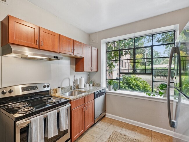 El plano de planta de Kingsley - Cocina - Cameron Court Apartments