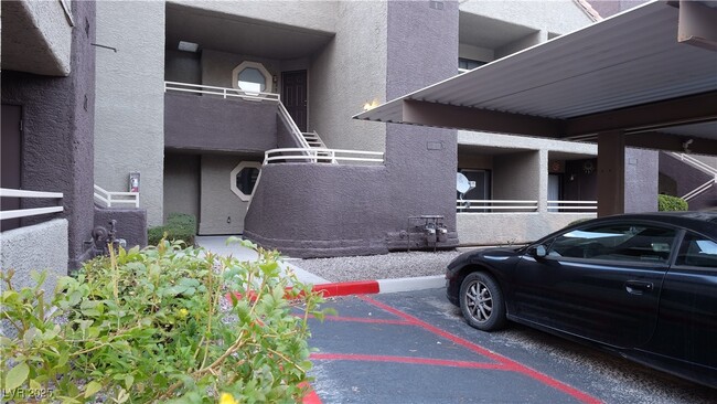 Building Photo - 5016 S Rainbow Blvd Unit 103