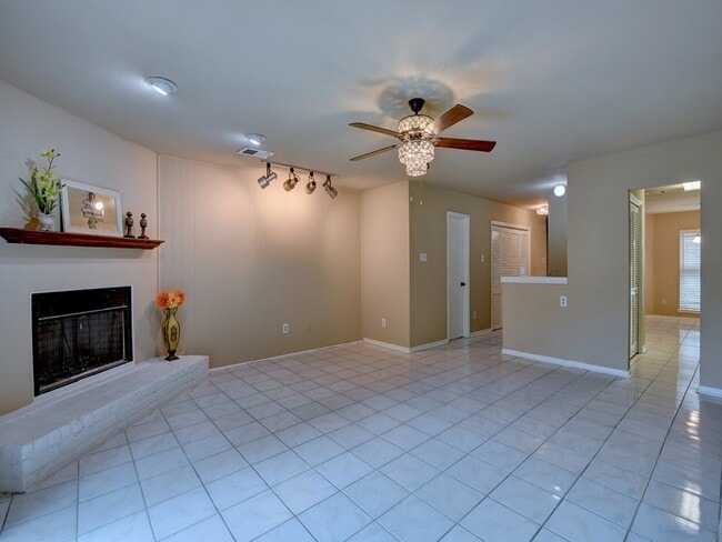 Building Photo - 6330 Creekbend Dr Unit D
