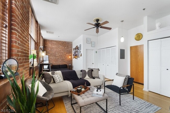 Photo - 240 Main St Unidad 302