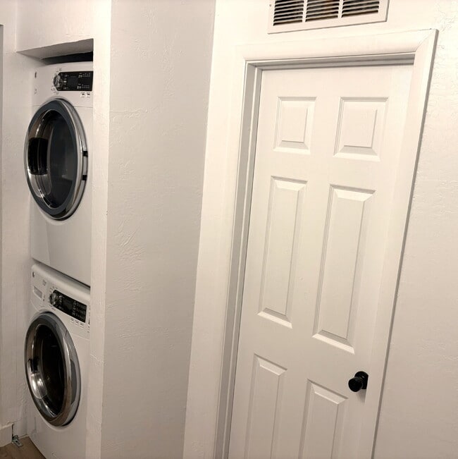Photo - MOVE-IN READY 3 BED / 2 BATH – UPDATED, SPACIOUS & GREAT PHOENIX LOCATION! Unit ADU