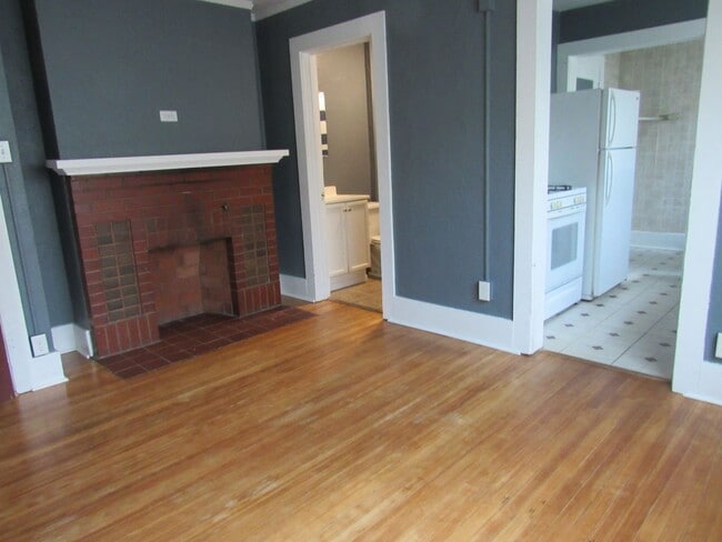Photo - 835 E 12th St Unit Apt. 2