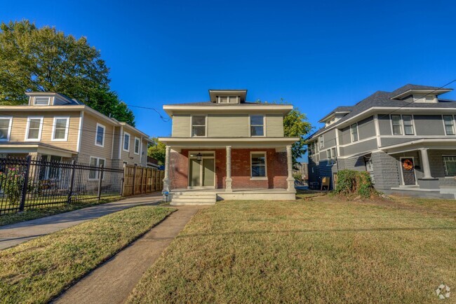 Building Photo - Beautifully renovated, spacious, 4/3 in th... Rental