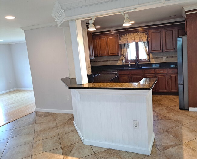 Photo - 158 Baker St