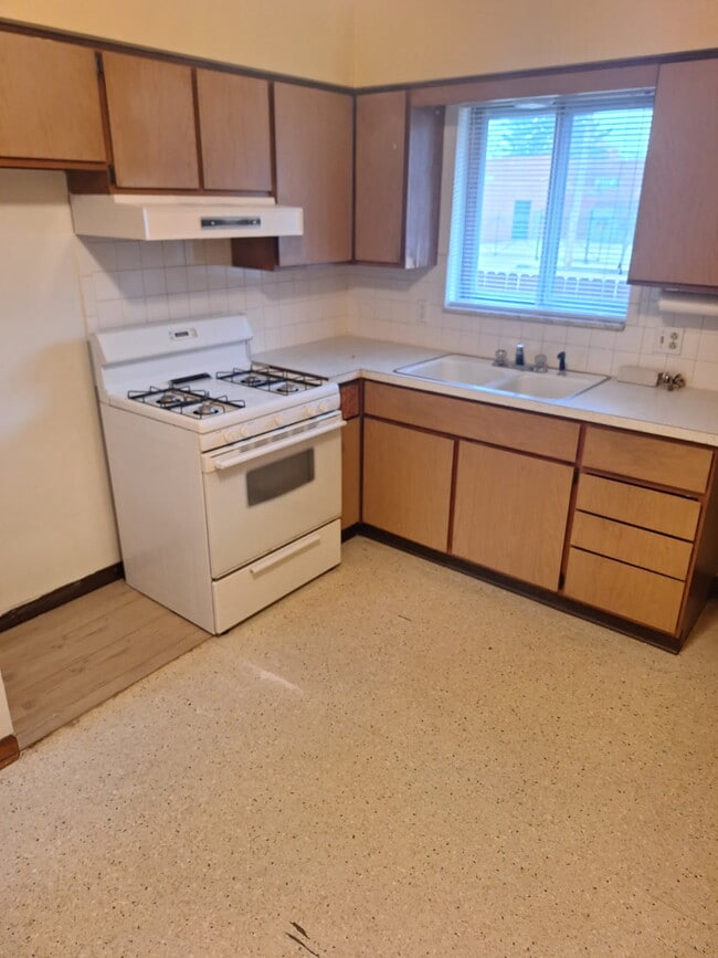 kitchen - 588 Baldwin Rd Unit A