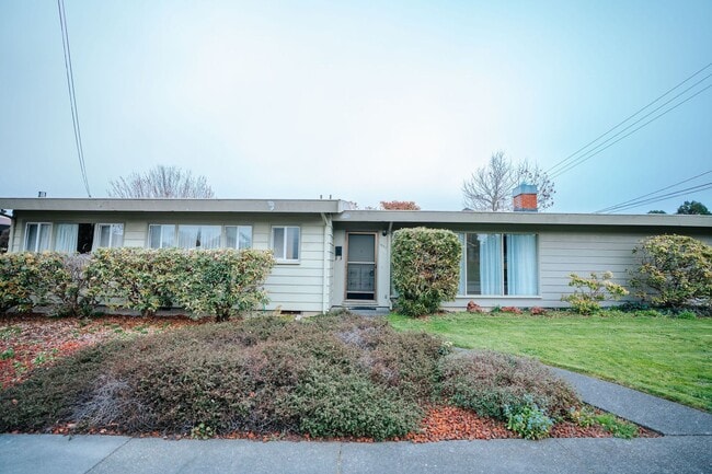 Photo - 3BD/2BD Home Located next to the Hospital in Eureka!