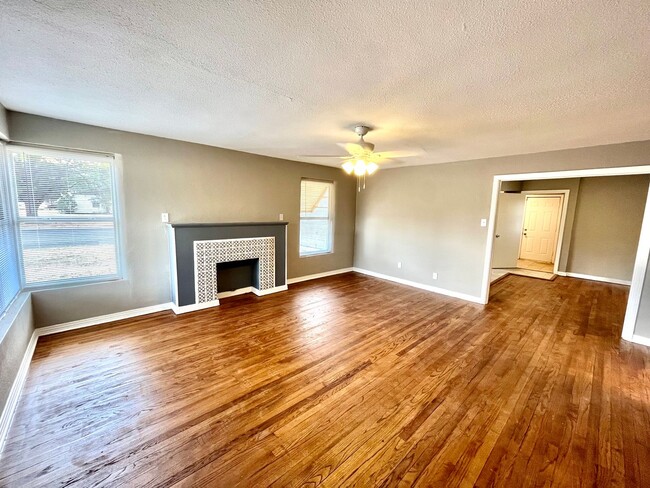 Photo - Pre-Leasing - 2 bed 1 bath Close to Tech!