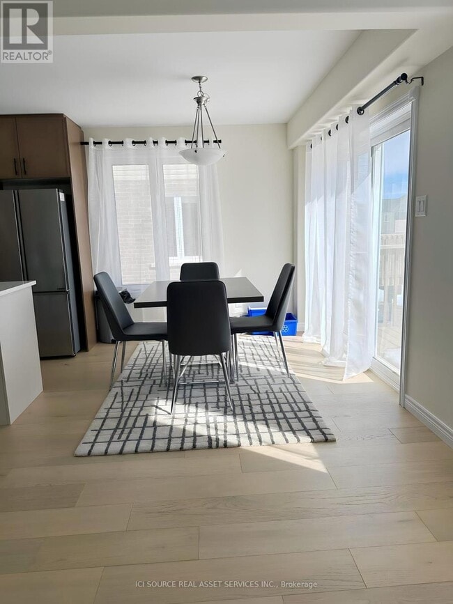 Photo - 905 Bamford Ter