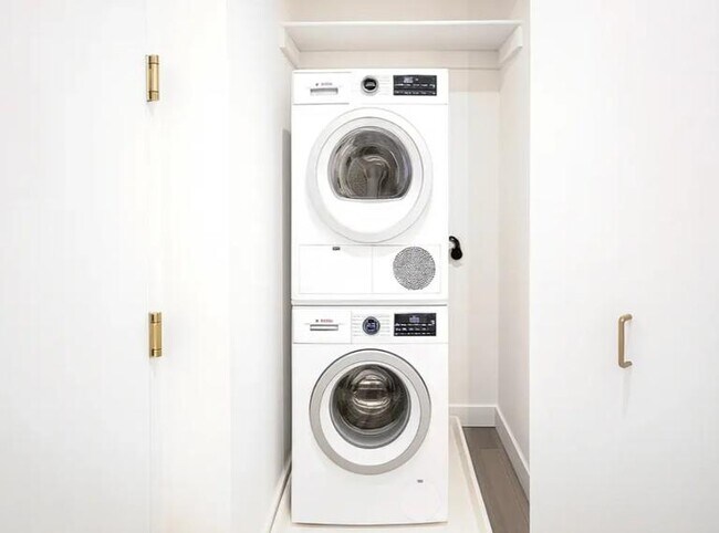 180 John St Unit 2206