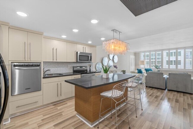 5401 Collins Ave Unit 343