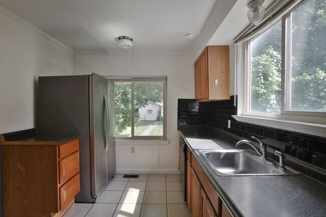 Photo - 5br,1.5ba, FREE off-street parking, huge f...