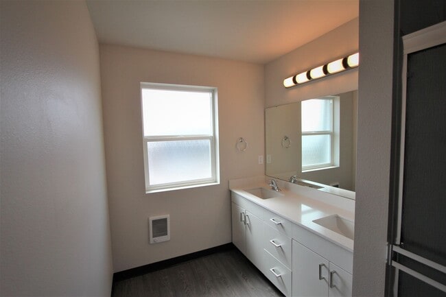 Building Photo - 939-941 Greenfield Drive Unit 939 Greenfield Drive