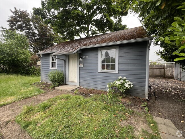 Building Photo - 1912 20th St NE Rental