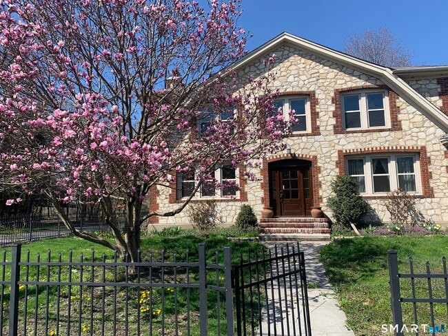 Building Photo - 18 Fleetwood Ave