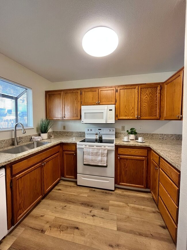 Building Photo - 2 Bedrooms 1.5 Bathrooms in Northwest Reno